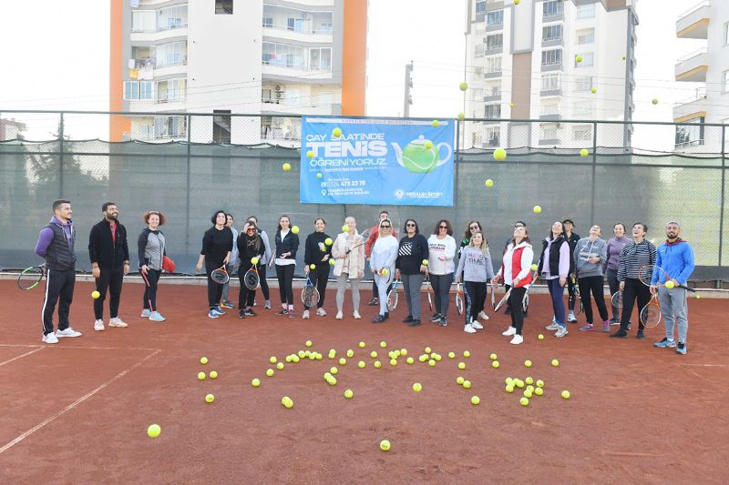 Yeniehirli kadnlar ay saatinde tenis reniyor...