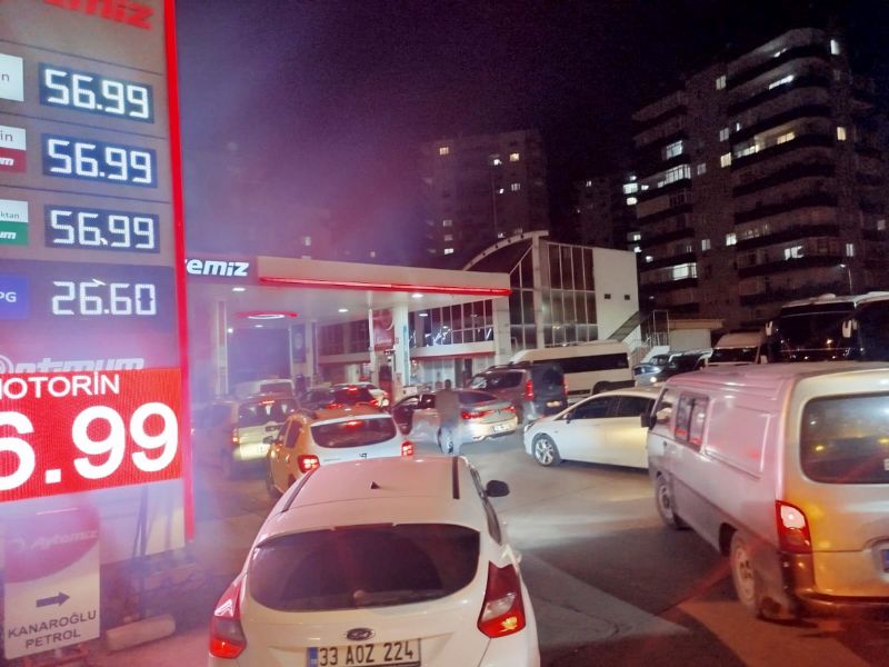 Zam haberi sonras� benzinliklerde kuyruklar olu�tu