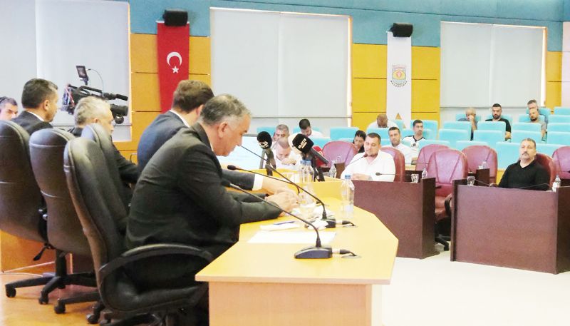 Tarsus Meclisi�nde �karton bardak al�m�� tart��mas�