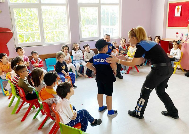 Mersin polisi rencileri bilgilendirdi...