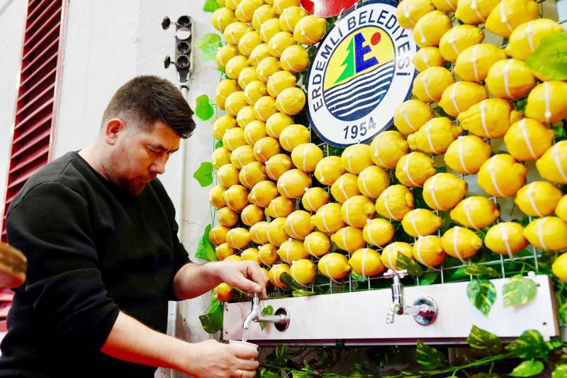 �AKP Mersinli �reticinin eme�ine limon s�k�yor�