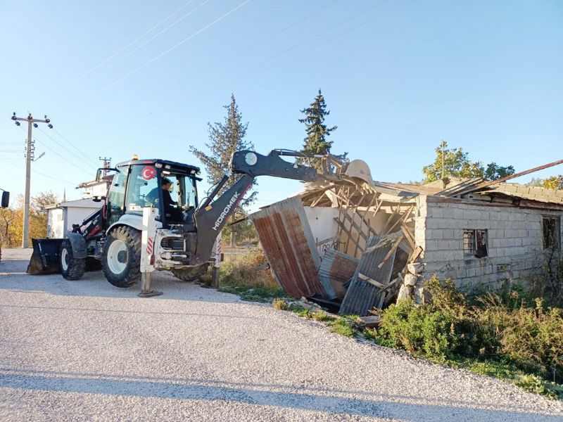 Silifke’de metruk binalar yklyor...