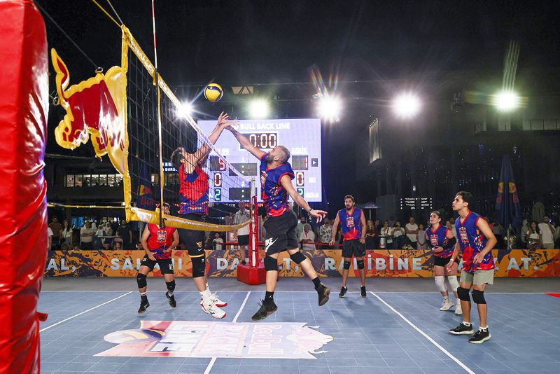 Mersinde sokak voleybolu leni zaman...