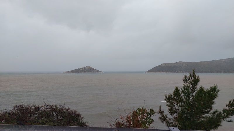 Silifke�de denizin bir yan� �amur, bir yan� masmavi oldu