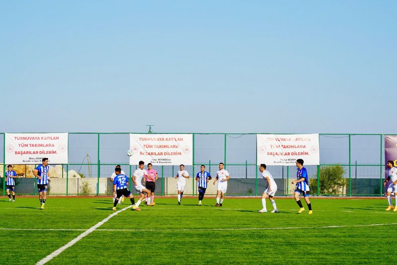 Erkekler sahada, futbolsever kadnlar tribnde...