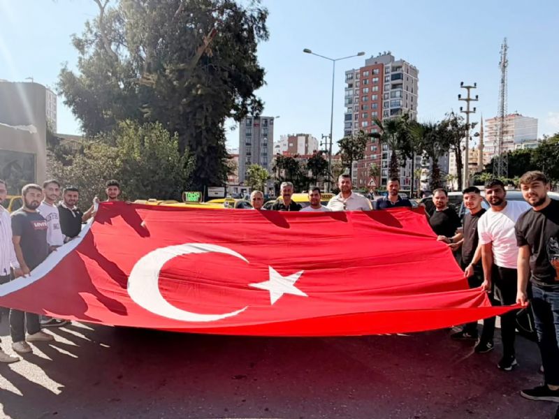 Mezitlide taksicilerden cumhuriyet kutlamas