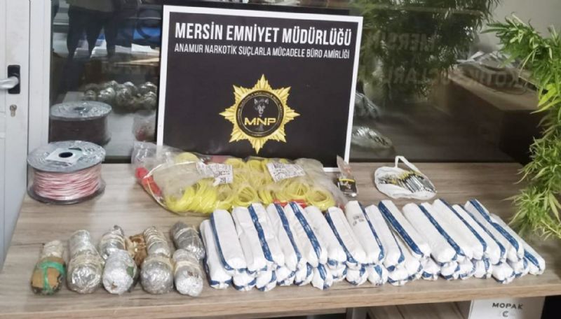 Mersin’de 19 kilo dinamit ve uyuturucu ele geirildi...