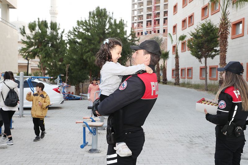 Mersin Emniyeti depremzedelerin yannda...