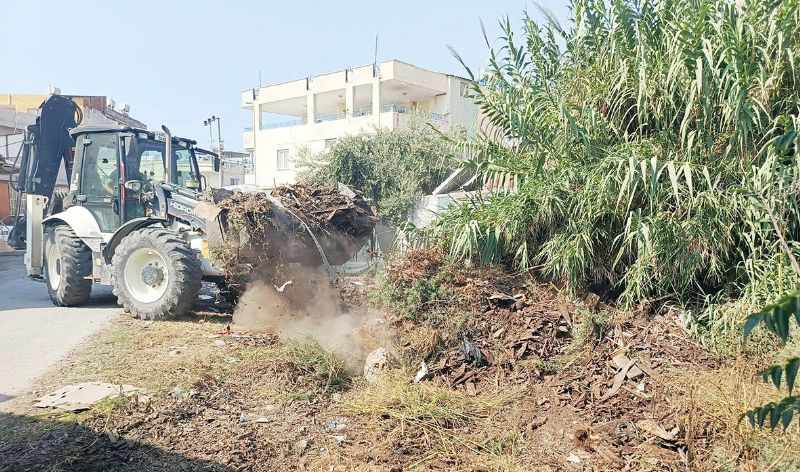Akdeniz�de yol kenarlar�ndan tonlarca moloz ve at�k topland�