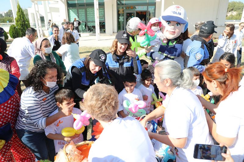 Mersin polisinden lsemili ocuklara ziyaret