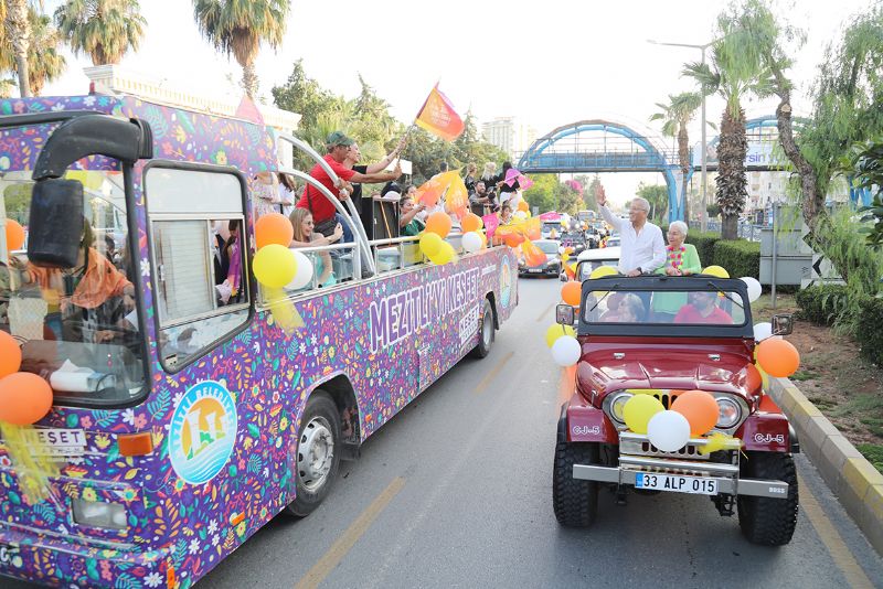 Mersinin en byk festivali renkli kortejle balad...