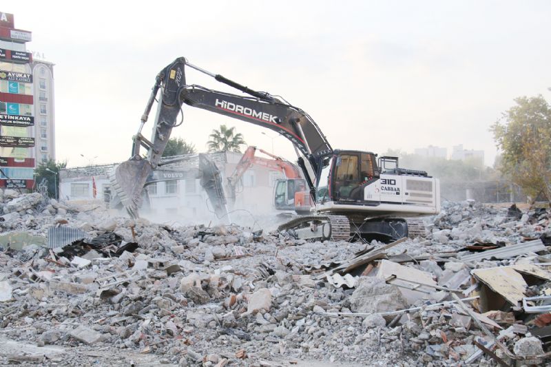 Mersin�de depremde y�k�lan okullar yeniden yap�lmad�