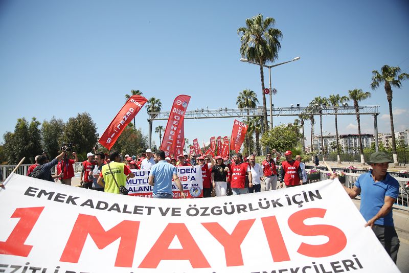 MERS�N�DE EMEK��LER ALANLARA �IKIYOR