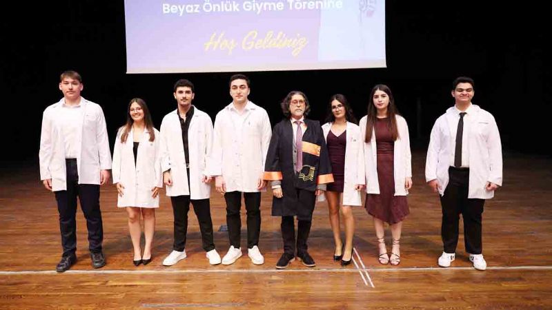 Gelece�in doktorlar� beyaz �nl�k giydi