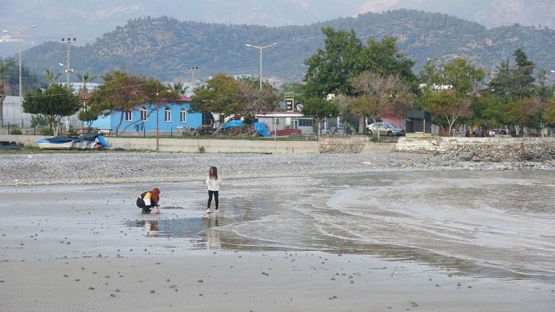 Anamur ve Bozyaz’da deniz ekildi...