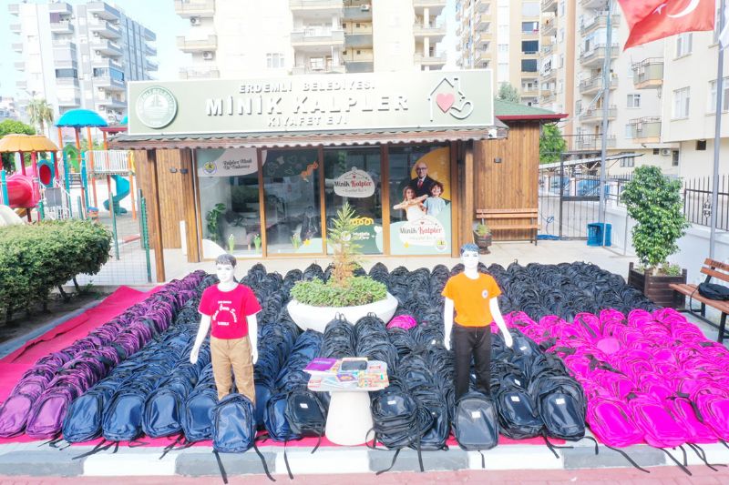 Erdemli�de okul �antalar� umutla doldu