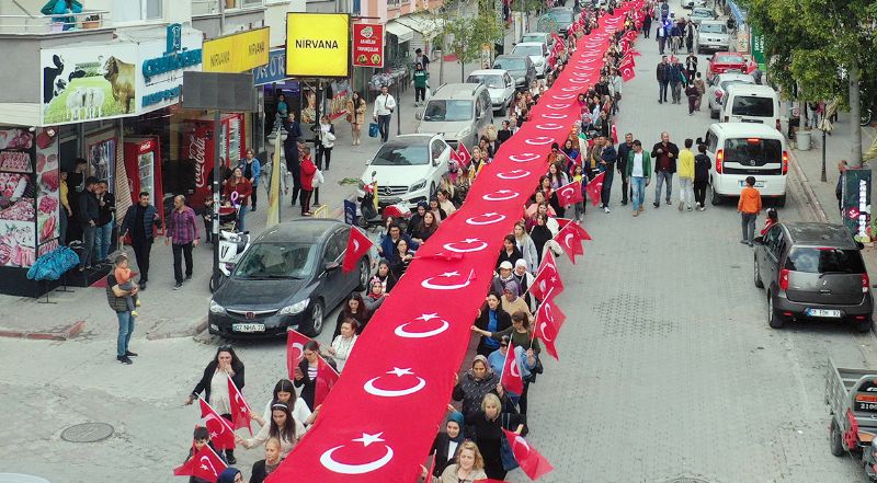 Kadnlardan ehitler iin bayrakl yry...