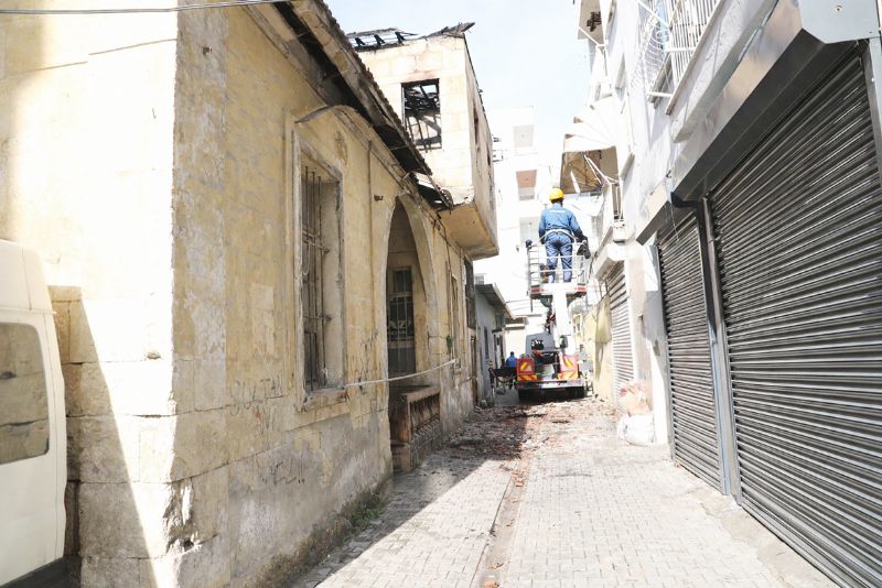 Yang�nda zarar g�ren tarihi evin �at�s� temizlendi