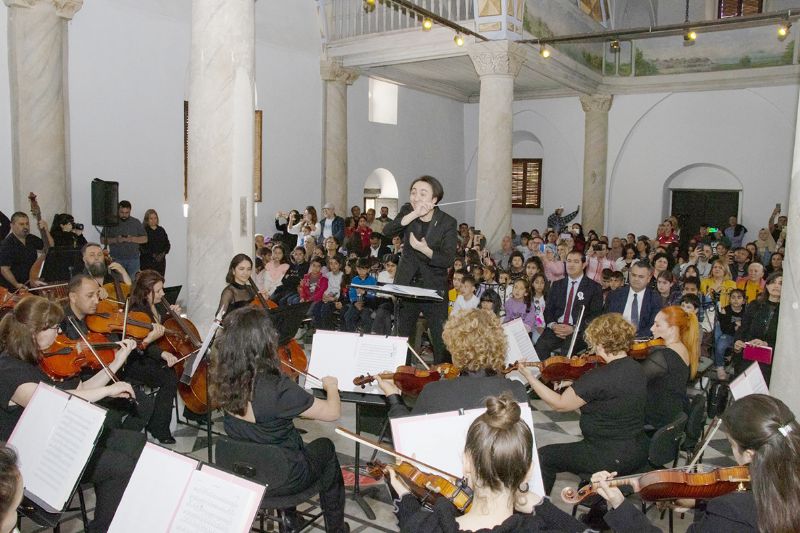 Depremzede ocuklar konserde elendi...