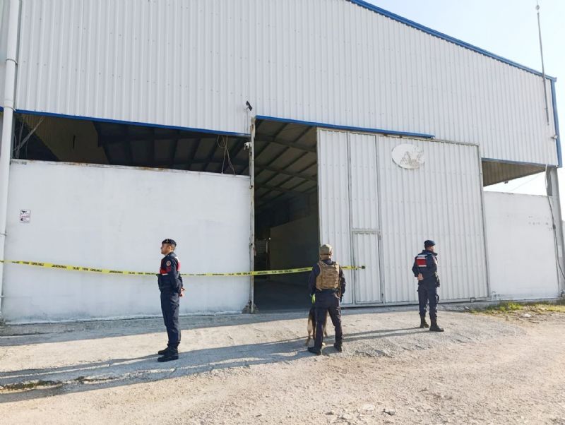 Mersin�de depoya patlay�c� bask�n�