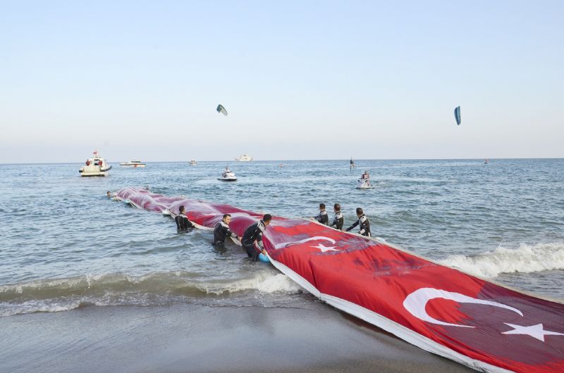 Deniz yzeyinde 1 kilometre uzunluunda Trk bayra ald...