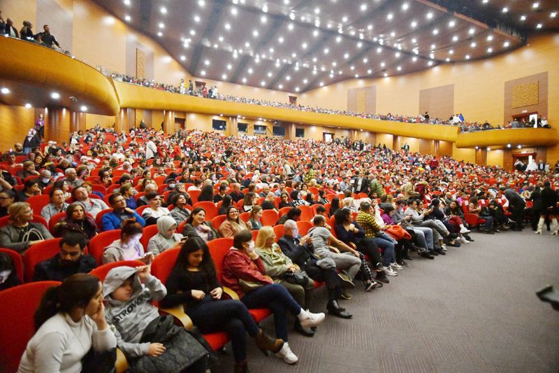 Yeniehir, tiyatro festivalinde  binlerce sanatseveri arlad...