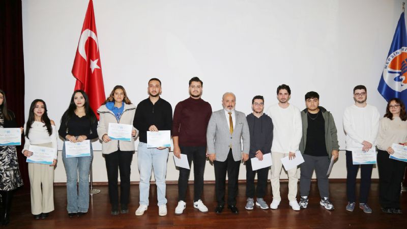 �niversitelilere  geli�im deste�i s�r�yor