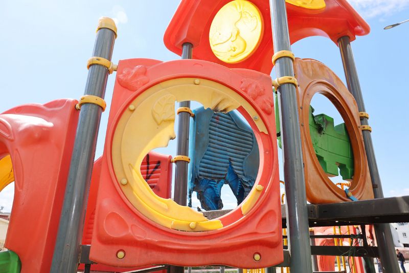 �ocuk Park�na �irkin sald�r�:  oyun gruplar� ate�e verildi