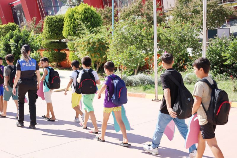 Polislerden ocuklara yzme eitimi