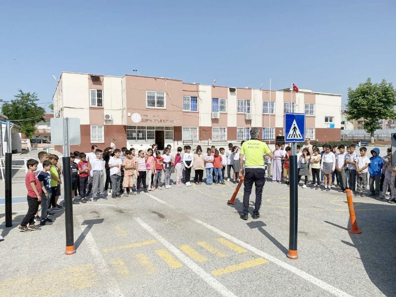 retmen ve rencilere trafik eitimi verildi...