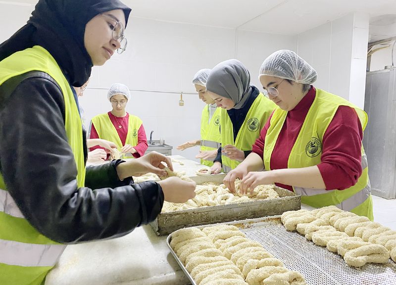 Erdemlide renciler depremzedeler iin simit retiyor...