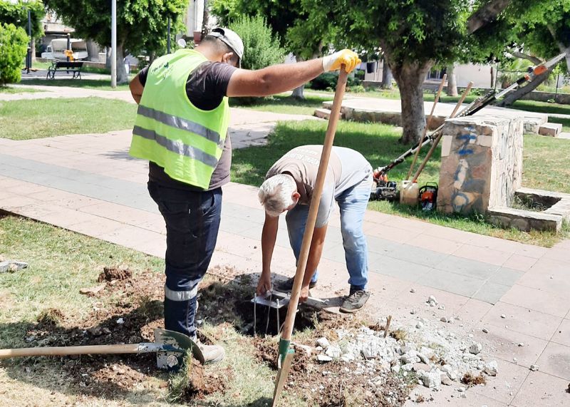 Akdeniz�de park ve ye�il alanlar bak�mdan ge�iriliyor