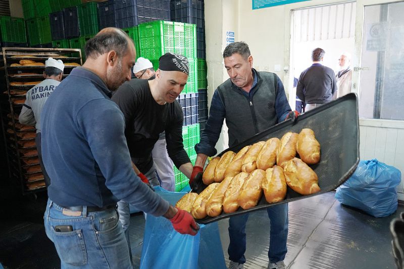 Tarsus’ta retilen ekmekler  depremzedelere gidecek...