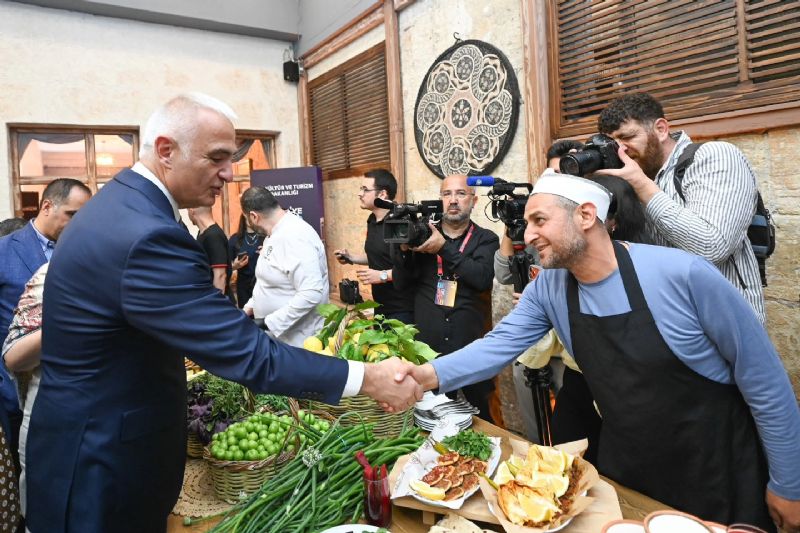 Bakan Ersoy, Mersin K�lt�r Yolu Festivali�nin �Lezzet Noktas��n� gezdi