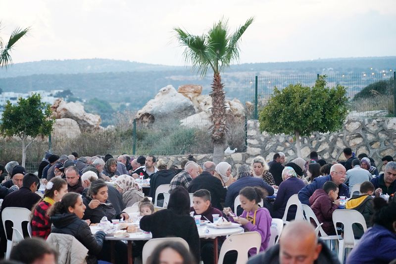 Depremzedeler Kzkalesinde iftar sofrasnda bulutu...