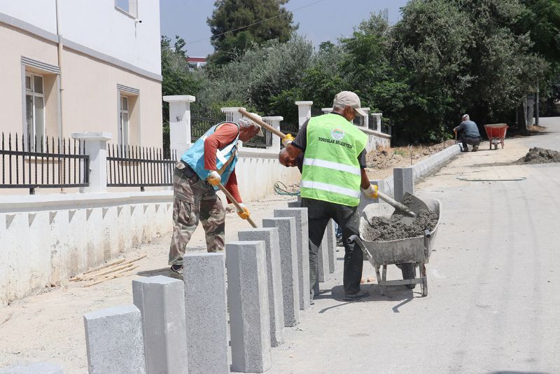 Toroslarda yollar kilit parke ile yenileniyor...