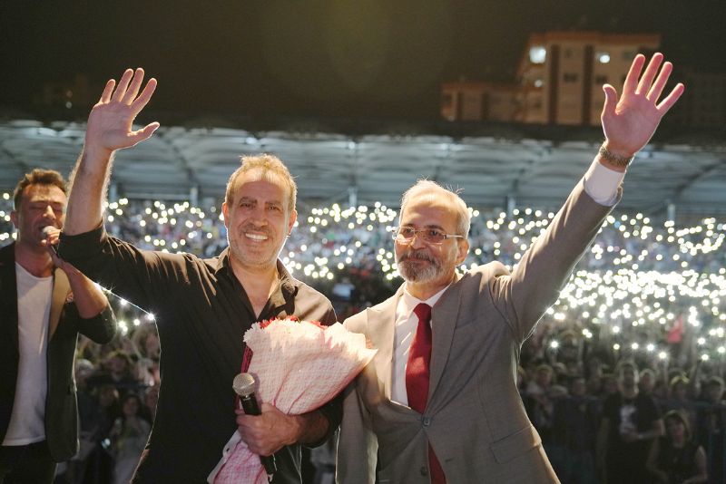 Haluk Levent on binlerce Tarsuslu  ile ille de Tarsus dedi...